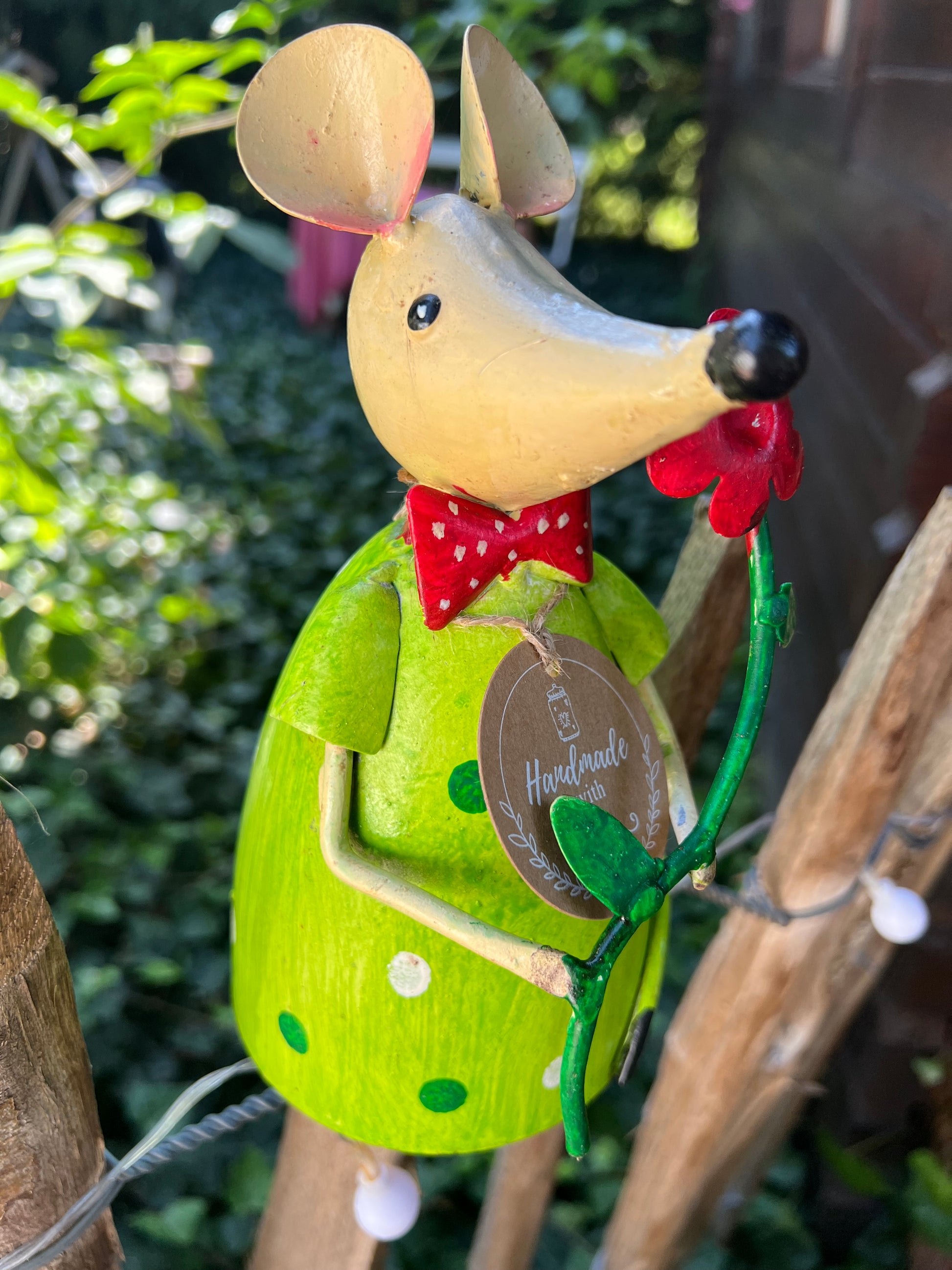 Zaunhocker Maus in Grün